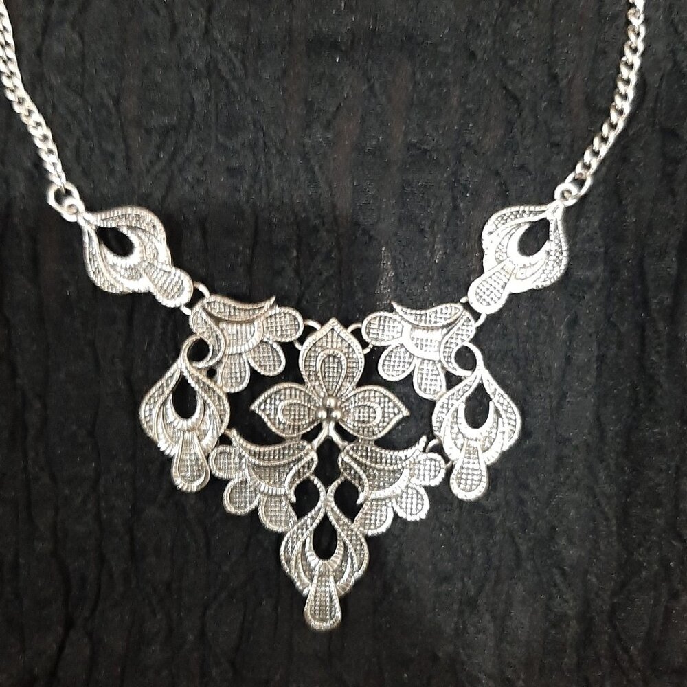 Vintage victorian style romantic silver statement regency Floral necklace